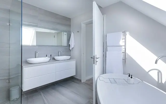 Mieterhaftung für Schäden an Badewanne bei langer Nutzungsdauer