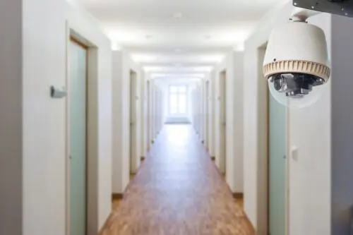 Überwachungskameras in einem Mehrparteienhaus