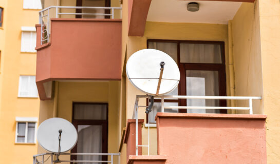 Parabolantennenanbringung auf Balkon eines ausländischen Mieters